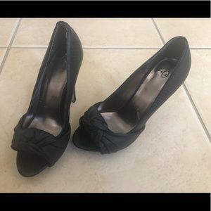 Size 8.5 black knot detail heels